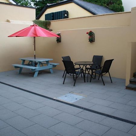 Luxury Townhouse -Free Private Parking- 2 Bedrooms Both En-Suite -Sleeps 5 - Fully Equipped Kitchen, Dining Room- Living Room With Tv Dvd Outside Courtyard With Seating - Fast Wi-Fi- 2-Minute Walk To Town Centre Killarney Eksteriør bilde