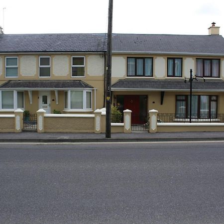 Luxury Townhouse -Free Private Parking- 2 Bedrooms Both En-Suite -Sleeps 5 - Fully Equipped Kitchen, Dining Room- Living Room With Tv Dvd Outside Courtyard With Seating - Fast Wi-Fi- 2-Minute Walk To Town Centre Killarney Eksteriør bilde