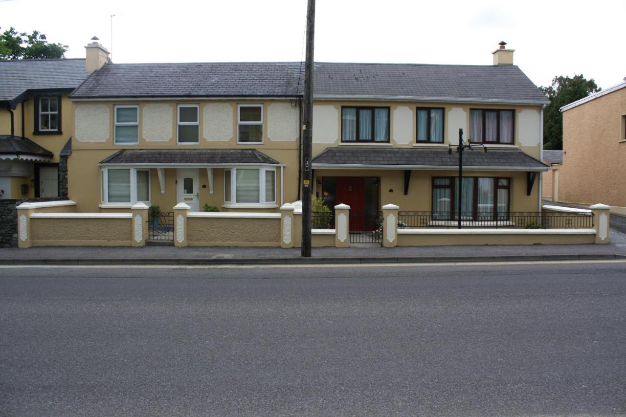 Luxury Townhouse -Free Private Parking- 2 Bedrooms Both En-Suite -Sleeps 5 - Fully Equipped Kitchen, Dining Room- Living Room With Tv Dvd Outside Courtyard With Seating - Fast Wi-Fi- 2-Minute Walk To Town Centre Killarney Eksteriør bilde