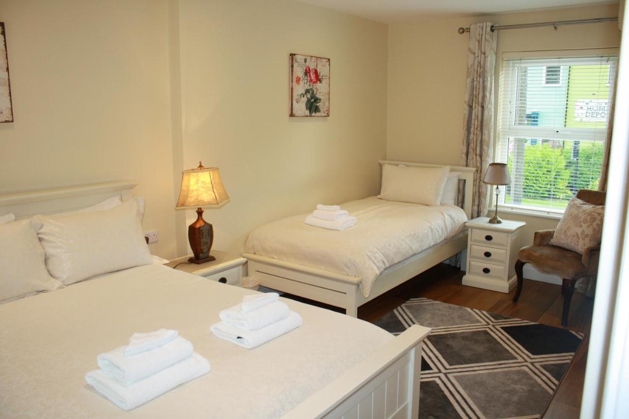 Luxury Townhouse -Free Private Parking- 2 Bedrooms Both En-Suite -Sleeps 5 - Fully Equipped Kitchen, Dining Room- Living Room With Tv Dvd Outside Courtyard With Seating - Fast Wi-Fi- 2-Minute Walk To Town Centre Killarney Eksteriør bilde