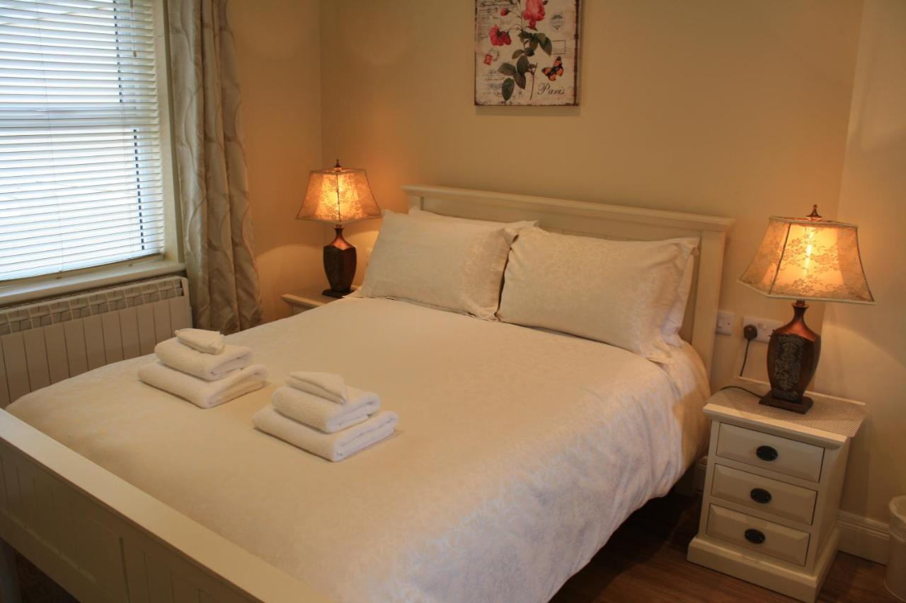 Luxury Townhouse -Free Private Parking- 2 Bedrooms Both En-Suite -Sleeps 5 - Fully Equipped Kitchen, Dining Room- Living Room With Tv Dvd Outside Courtyard With Seating - Fast Wi-Fi- 2-Minute Walk To Town Centre Killarney Eksteriør bilde
