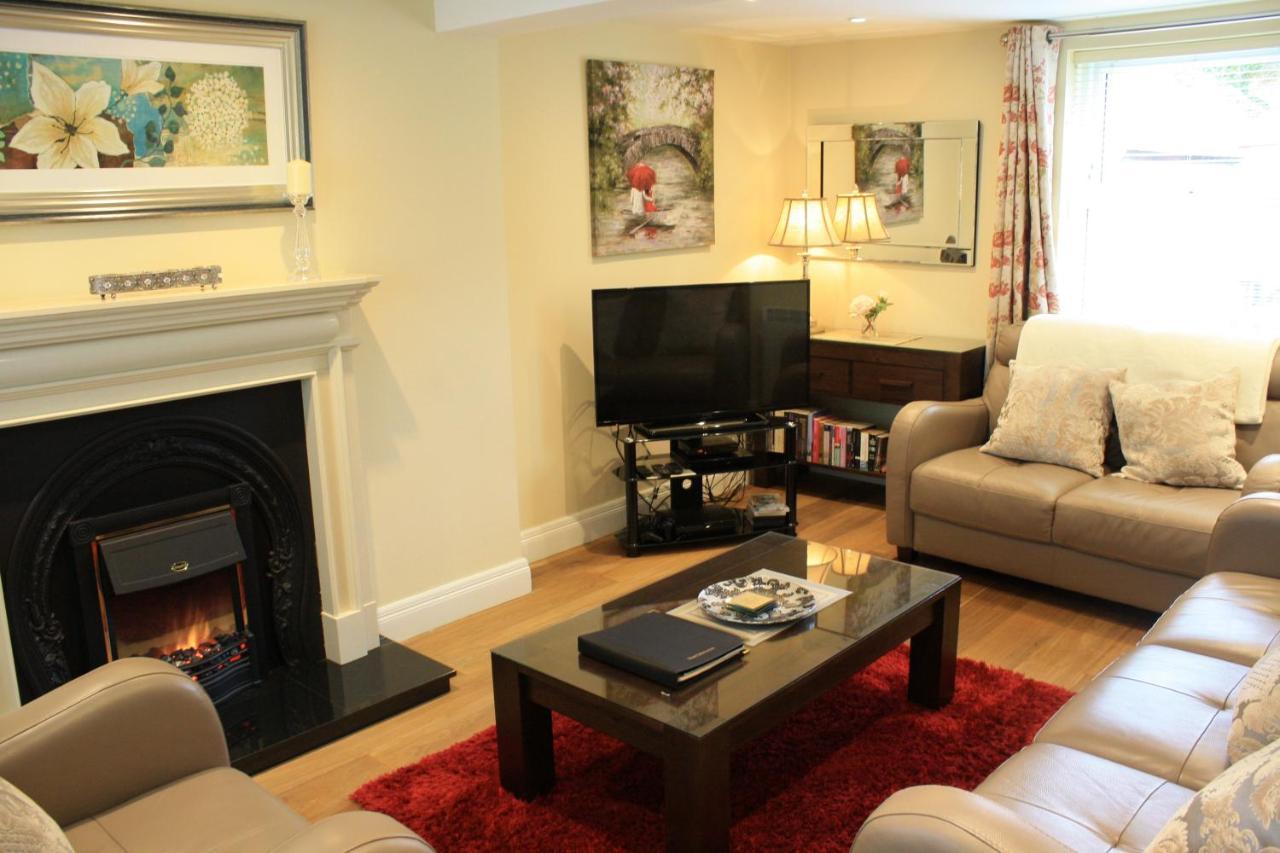 Luxury Townhouse -Free Private Parking- 2 Bedrooms Both En-Suite -Sleeps 5 - Fully Equipped Kitchen, Dining Room- Living Room With Tv Dvd Outside Courtyard With Seating - Fast Wi-Fi- 2-Minute Walk To Town Centre Killarney Eksteriør bilde