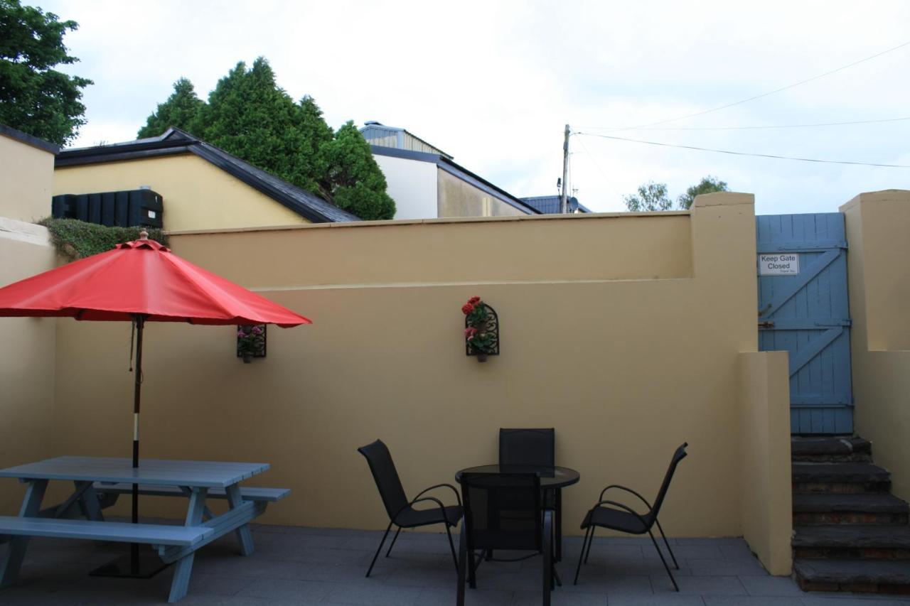 Luxury Townhouse -Free Private Parking- 2 Bedrooms Both En-Suite -Sleeps 5 - Fully Equipped Kitchen, Dining Room- Living Room With Tv Dvd Outside Courtyard With Seating - Fast Wi-Fi- 2-Minute Walk To Town Centre Killarney Eksteriør bilde