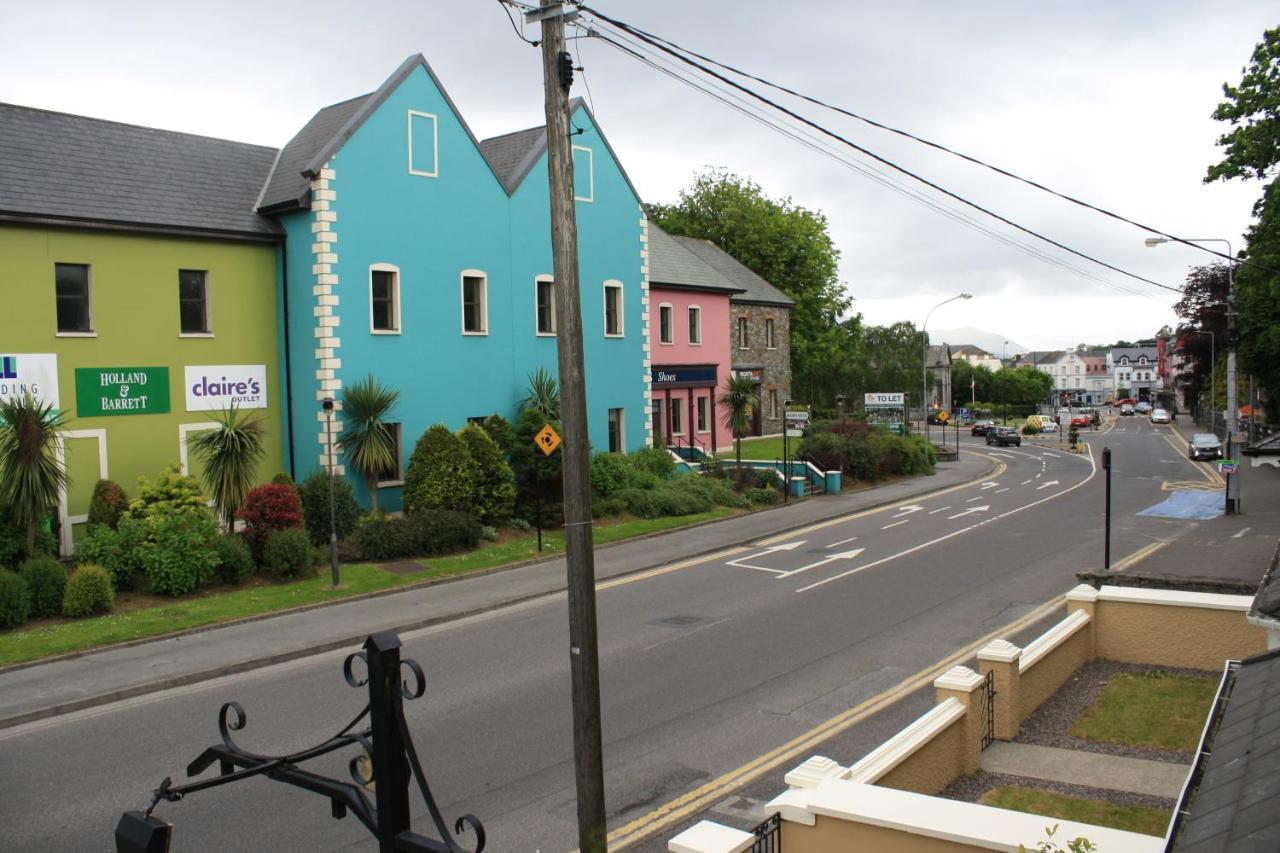 Luxury Townhouse -Free Private Parking- 2 Bedrooms Both En-Suite -Sleeps 5 - Fully Equipped Kitchen, Dining Room- Living Room With Tv Dvd Outside Courtyard With Seating - Fast Wi-Fi- 2-Minute Walk To Town Centre Killarney Eksteriør bilde