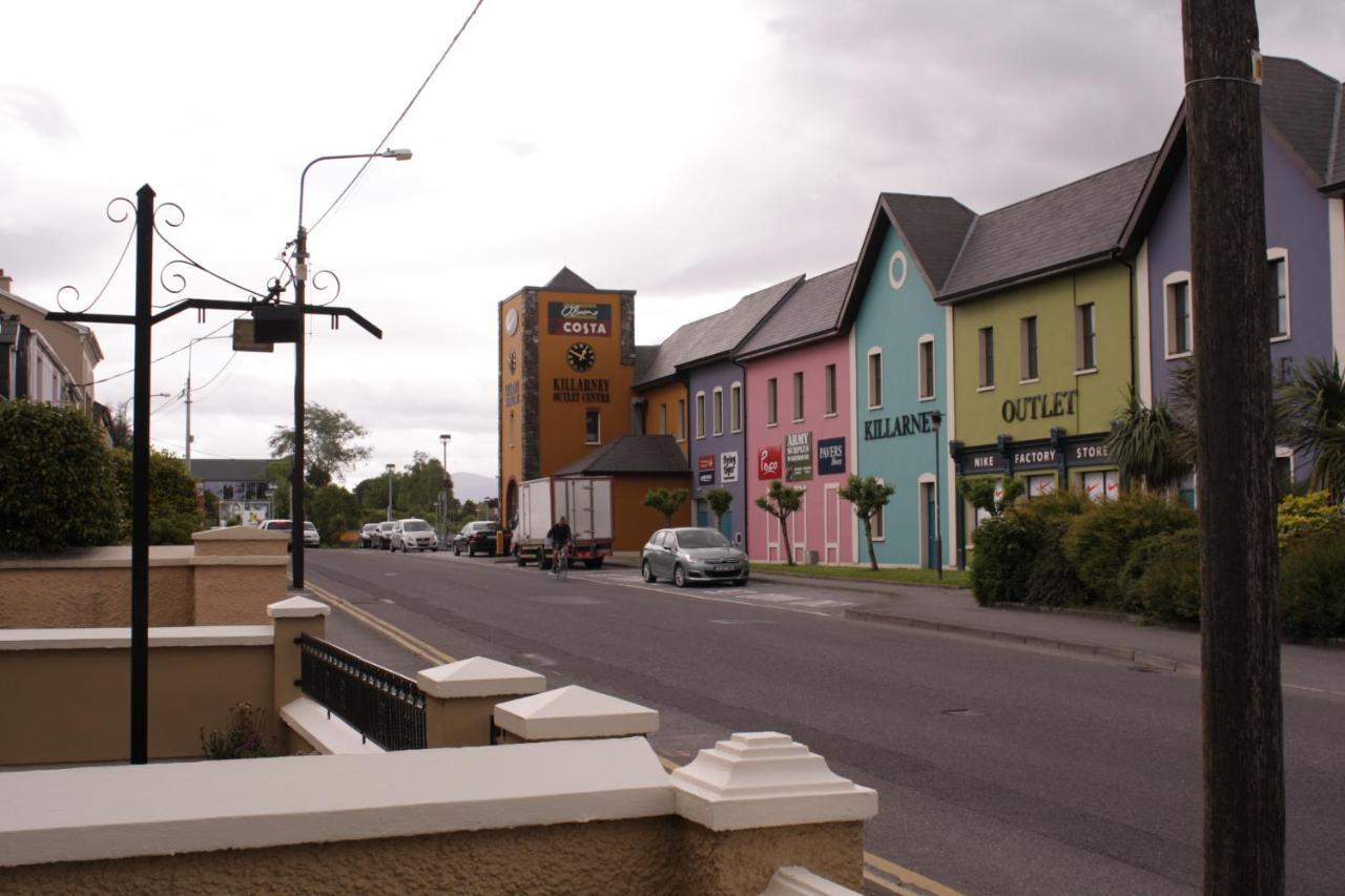 Luxury Townhouse -Free Private Parking- 2 Bedrooms Both En-Suite -Sleeps 5 - Fully Equipped Kitchen, Dining Room- Living Room With Tv Dvd Outside Courtyard With Seating - Fast Wi-Fi- 2-Minute Walk To Town Centre Killarney Eksteriør bilde