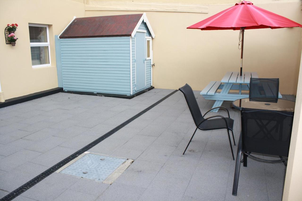 Luxury Townhouse -Free Private Parking- 2 Bedrooms Both En-Suite -Sleeps 5 - Fully Equipped Kitchen, Dining Room- Living Room With Tv Dvd Outside Courtyard With Seating - Fast Wi-Fi- 2-Minute Walk To Town Centre Killarney Eksteriør bilde