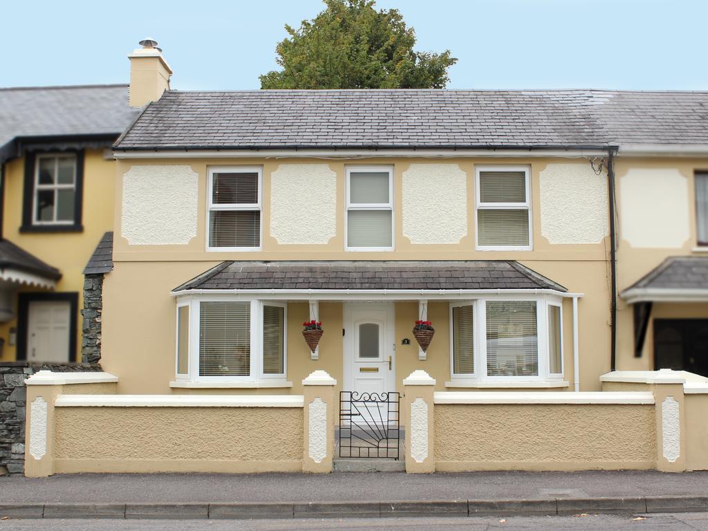 Luxury Townhouse -Free Private Parking- 2 Bedrooms Both En-Suite -Sleeps 5 - Fully Equipped Kitchen, Dining Room- Living Room With Tv Dvd Outside Courtyard With Seating - Fast Wi-Fi- 2-Minute Walk To Town Centre Killarney Eksteriør bilde
